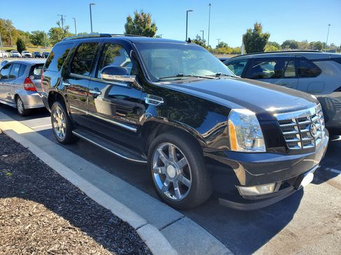 Used 2011 Cadillac Escalade Luxury image 2