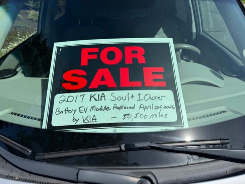 Used 2017 Kia Soul EV + w/ Sun & Fun Package FWD image 2