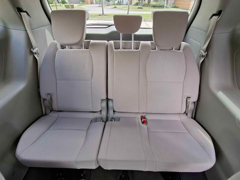 Used 2019 Kia Sedona LX image 21