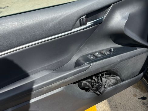 Used 2019 Toyota Camry SE FWD image 6