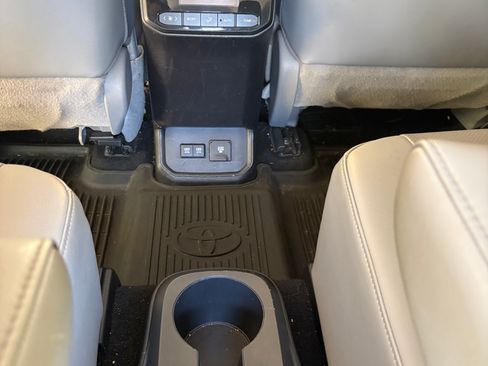 Used 2021 Toyota Highlander Limited AWD/4WD image 18