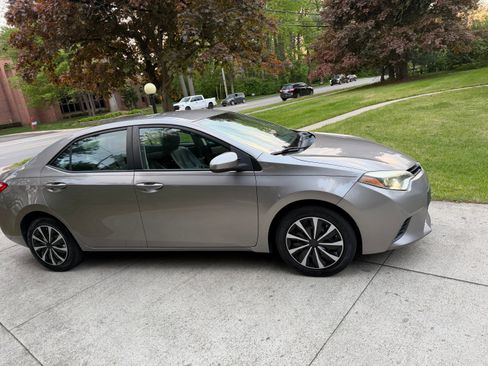 Used 2014 Toyota Corolla LE FWD image 2