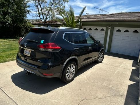Used 2017 Nissan Rogue SV FWD image 2