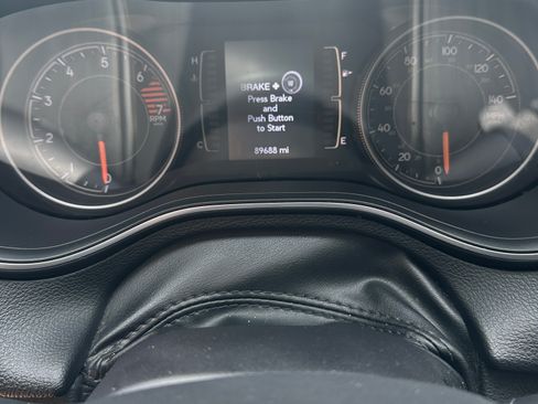 Used 2019 Jeep Cherokee Latitude Plus AWD/4WD image 9