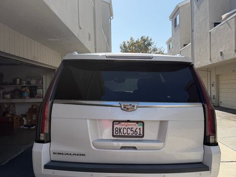 Used 2016 Cadillac Escalade Luxury RWD image 1