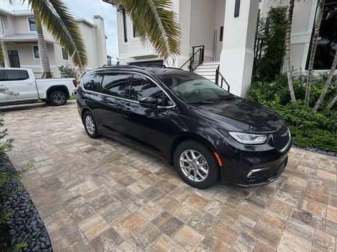 Used 2022 Chrysler Pacifica Touring-L FWD image 2
