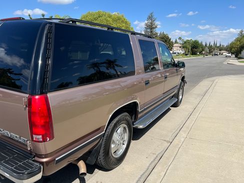 Used 1994 Chevrolet Suburban 4WD image 9