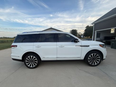 Used 2023 Lincoln Navigator Reserve AWD/4WD image 12