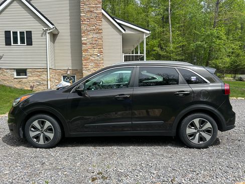 Used 2018 Kia Niro EX FWD image 4