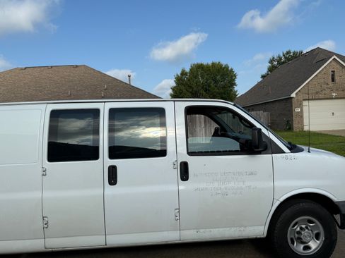 Used 2015 Chevrolet Express 2500 Extended Van 3D image 4