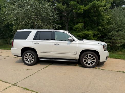 Used 2017 GMC Yukon Denali AWD/4WD image 2