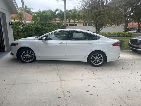 Used 2017 Ford Fusion SE w/ Fusion SE Technology Package image 11