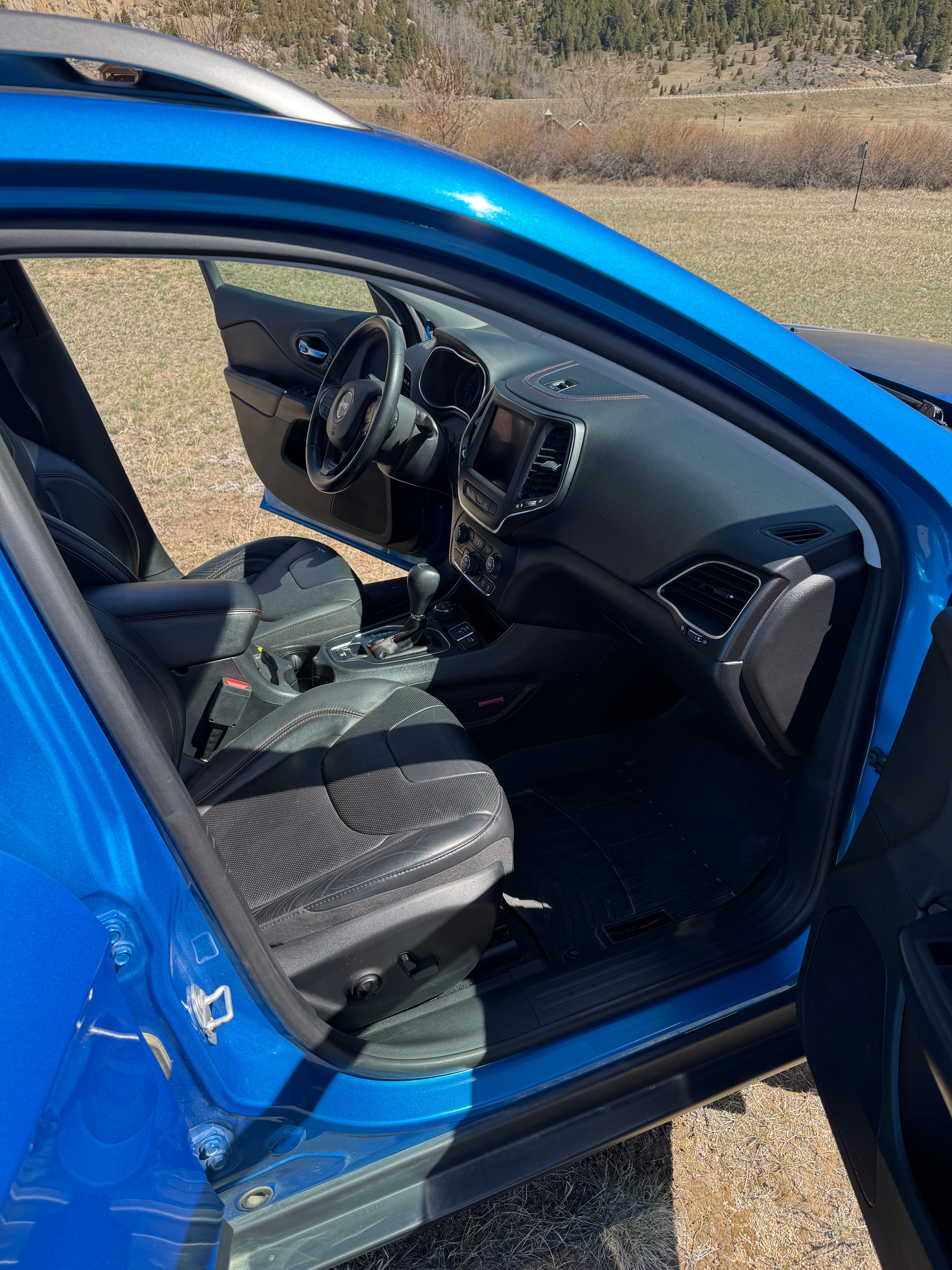Used 2019 Jeep Cherokee Trailhawk AWD/4WD image 6