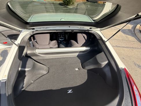 Used 2018 Nissan 370Z Coupe RWD image 12