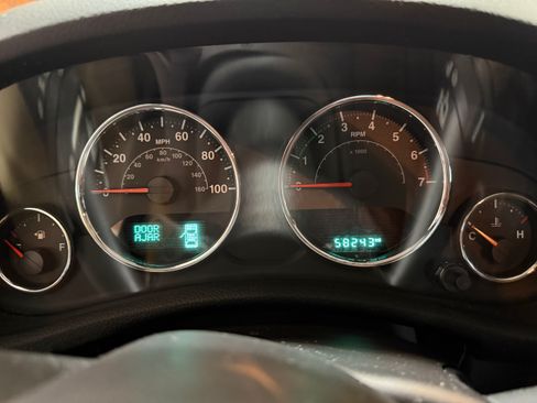 Used 2018 Jeep Wrangler Sahara AWD/4WD image 11