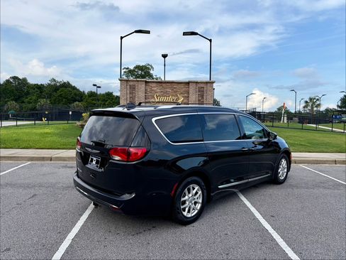 Used 2020 Chrysler Pacifica Touring-L FWD image 4