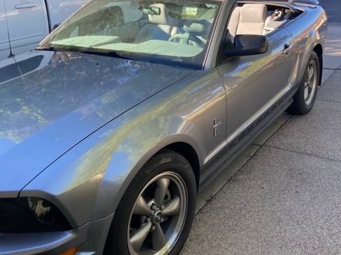 Used 2006 Ford Mustang Convertible image 2