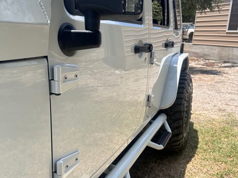 Used 2017 Jeep Wrangler Unlimited Sahara w/ Max Tow Package AWD/4WD image 8