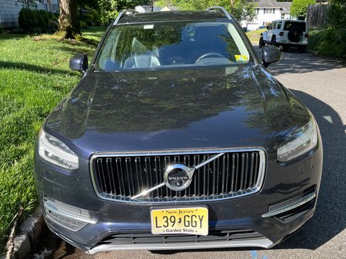 Used 2017 Volvo XC90 T6 Momentum w/ Vision Package AWD/4WD image 9