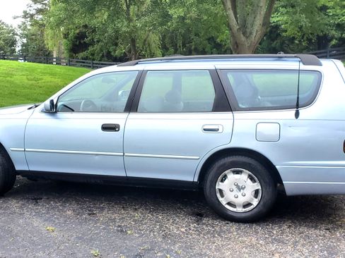 Used 1994 Toyota Camry LE FWD image 1