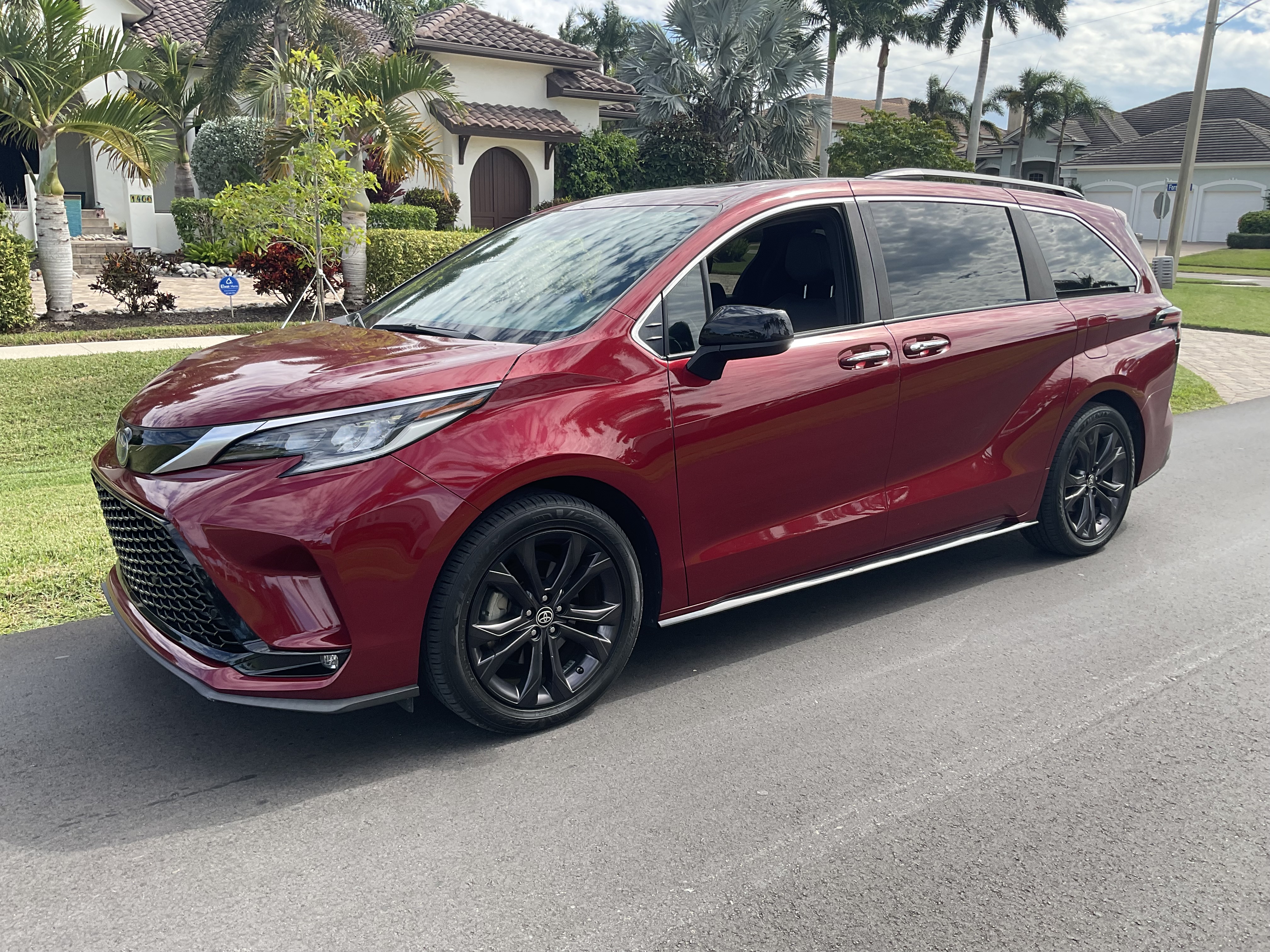 Used 2022 Toyota Sienna XSE w/ XSE Plus Package FWD image 4