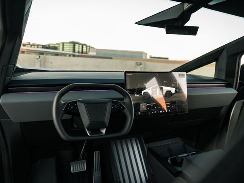 Used 2024 Tesla Cybertruck AWD Crew Cab image 8