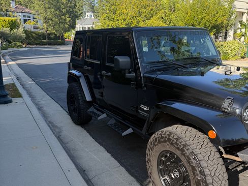 Used 2008 Jeep Wrangler Unlimited Sahara w/ Dual Top Group AWD/4WD image 5
