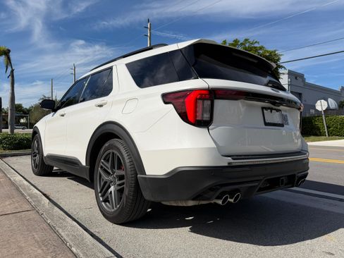 Used 2025 Ford Explorer ST image 2
