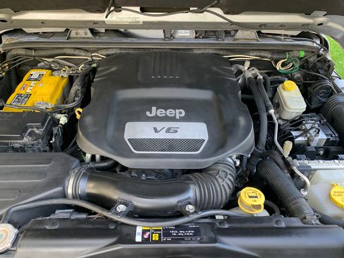Used 2017 Jeep Wrangler Unlimited Sahara AWD/4WD image 22