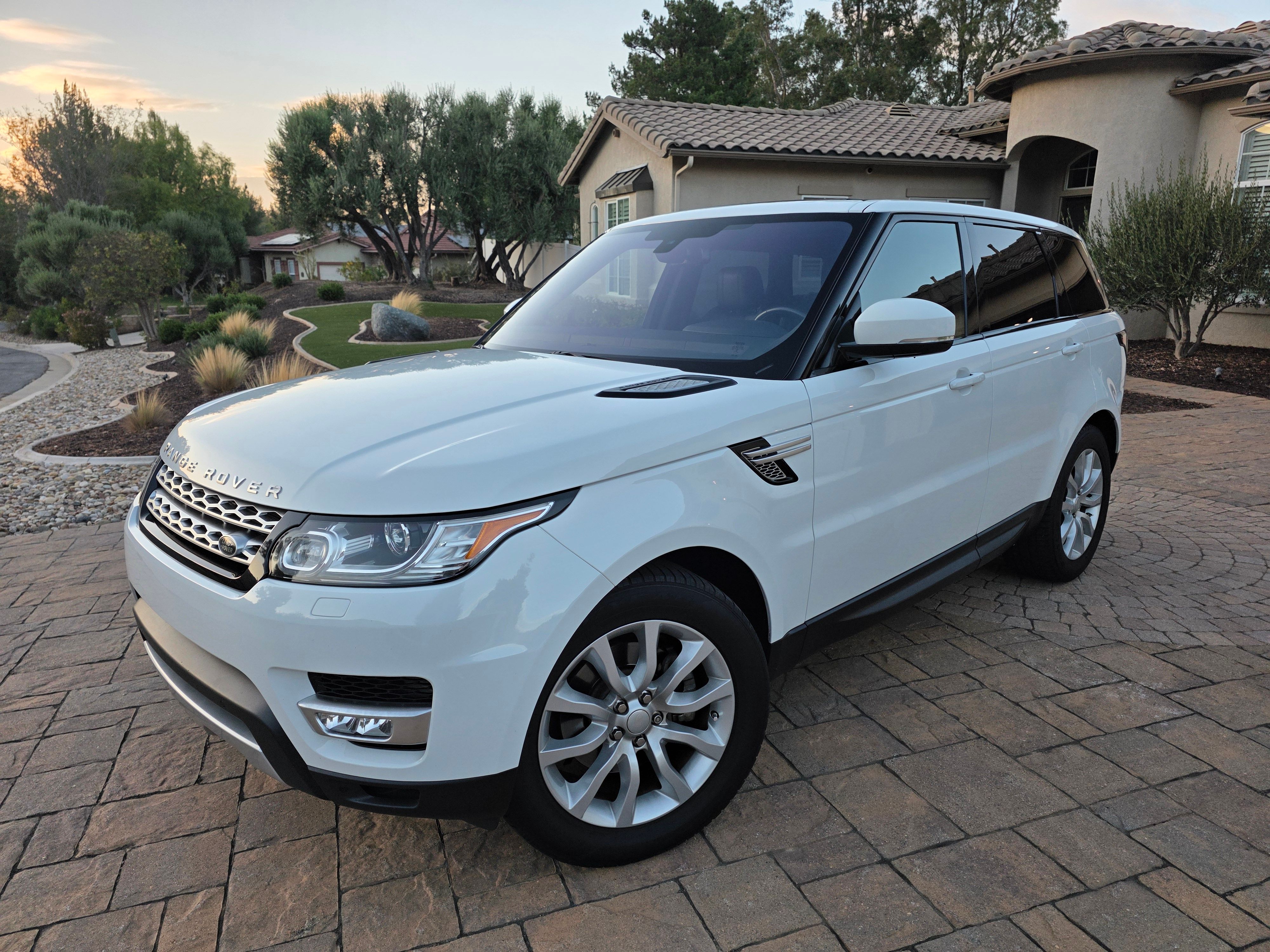 Used 2016 Land Rover Range Rover Sport HSE AWD/4WD image 9