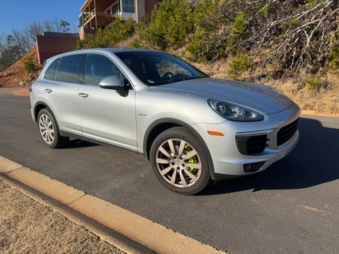 Used 2016 Porsche Cayenne S image 4