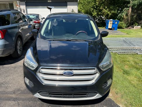 Used 2017 Ford Escape SE FWD image 2