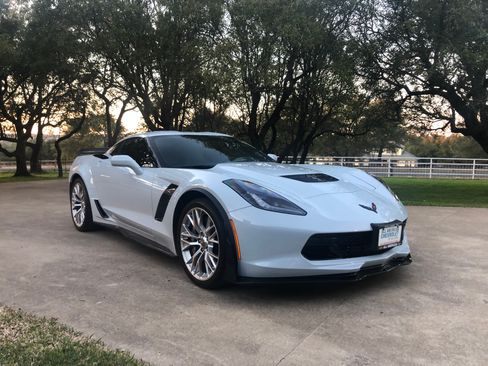 Used 2019 Chevrolet Corvette Z06 w/ Z07 Performance Package image 2