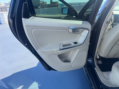 Used 2015 Volvo XC60 T5 Premier w/ Proximity Package image 9