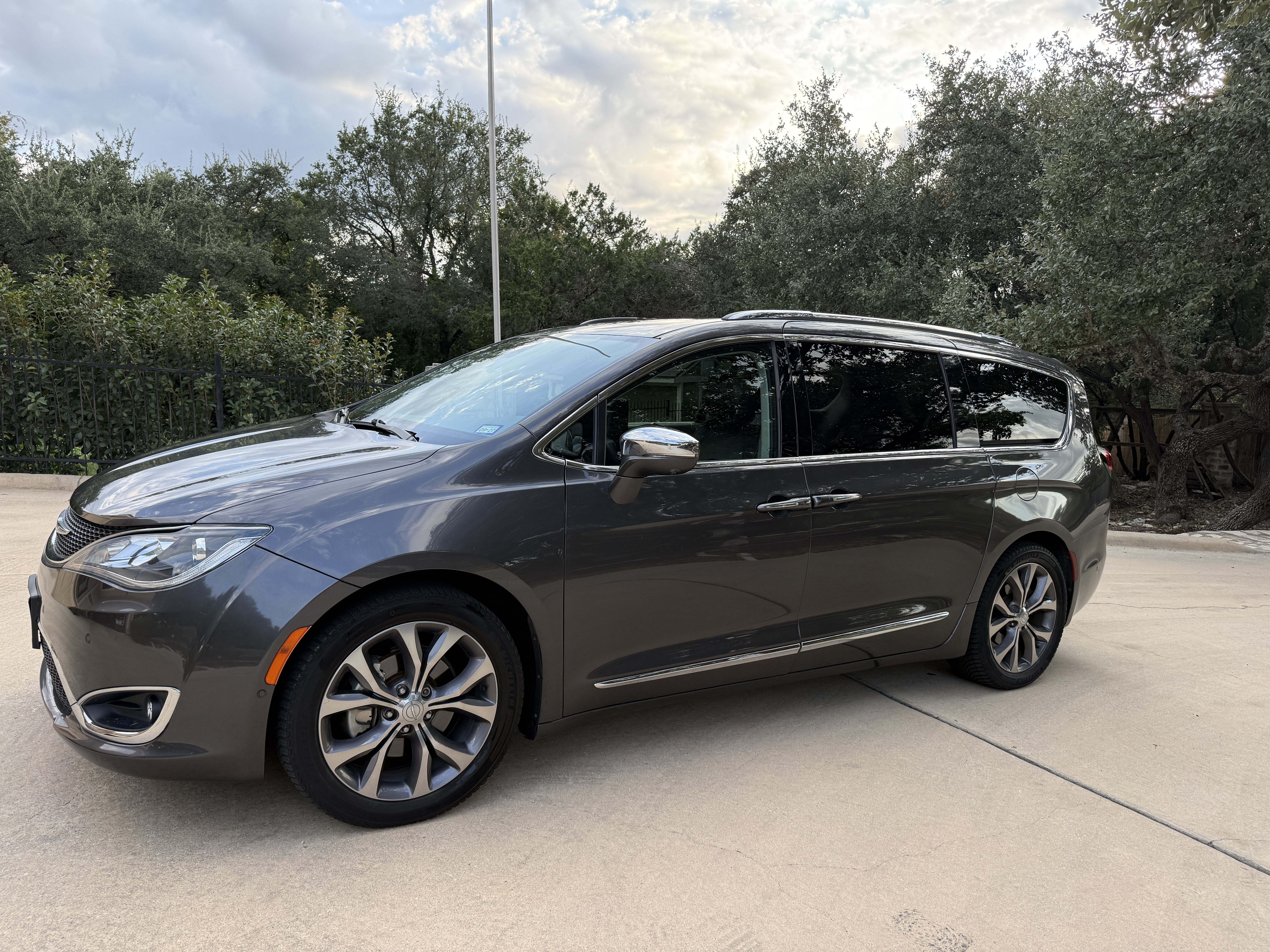 Used 2018 Chrysler Pacifica Limited w/ Tire & Wheel Group FWD image 4