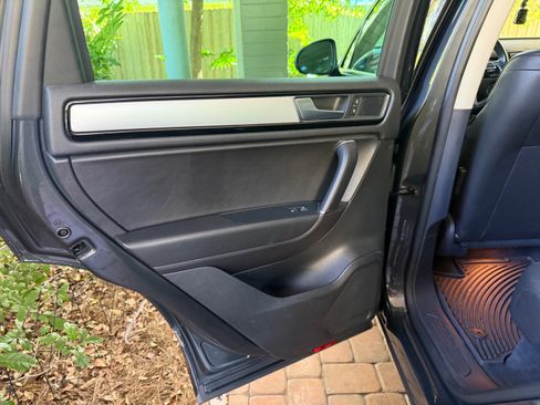 Used 2016 Volkswagen Touareg Sport image 23