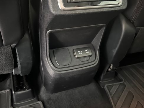 Used 2022 Subaru Ascent Limited image 17