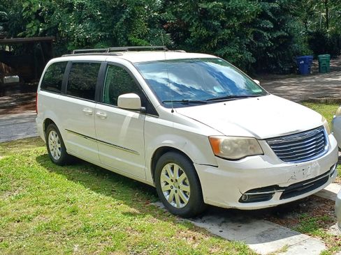 Used 2013 Chrysler Town & Country Touring FWD image 1