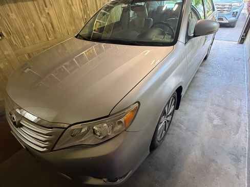 Used 2011 Toyota Avalon Limited FWD image 2