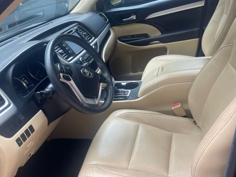 Used 2016 Toyota Highlander XLE FWD image 12