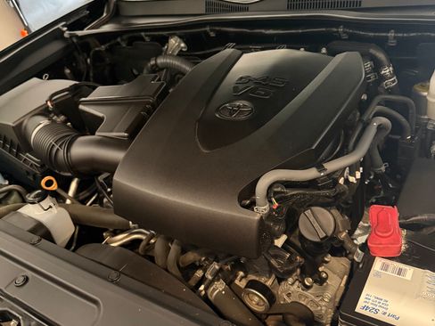 Used 2017 Toyota Tacoma TRD Off-Road w/ Tow Package (A/T) image 7