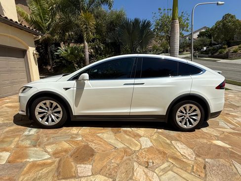 Used 2018 Tesla Model X 75D AWD/4WD image 2