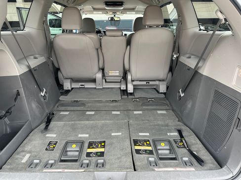 Used 2015 Toyota Sienna XLE image 13