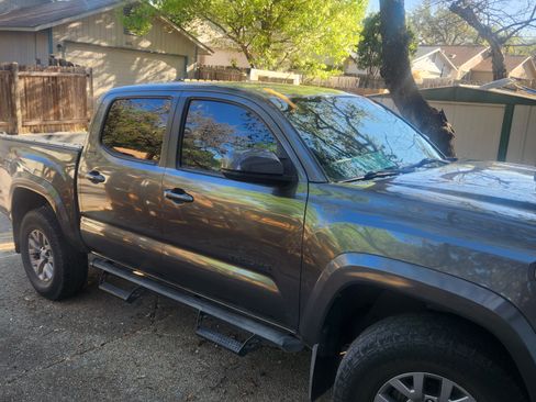Used 2018 Toyota Tacoma SR5 image 2