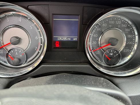 Used 2014 Chrysler Town & Country Touring w/ Driver Convenience Group image 6