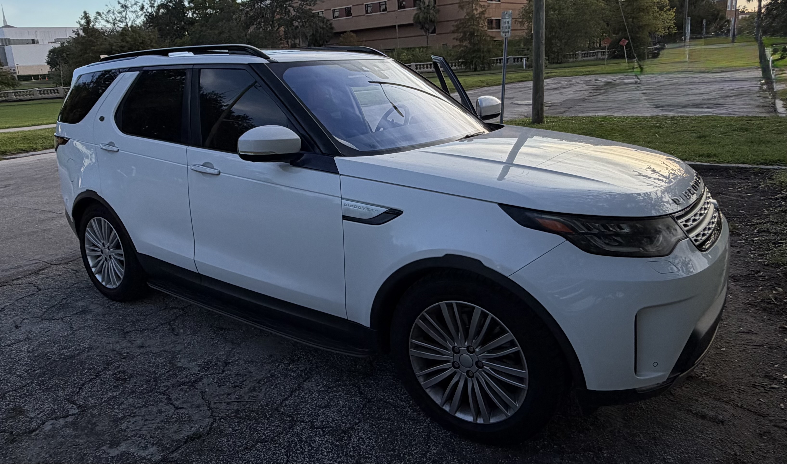 Used 2017 Land Rover Discovery HSE Luxury AWD/4WD image 6