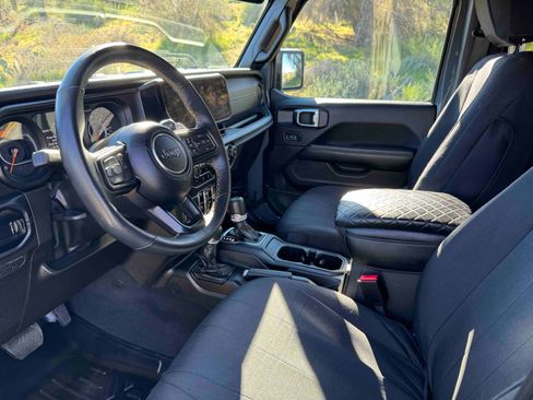 Used 2025 Jeep Wrangler Unlimited Rubicon 392 image 9