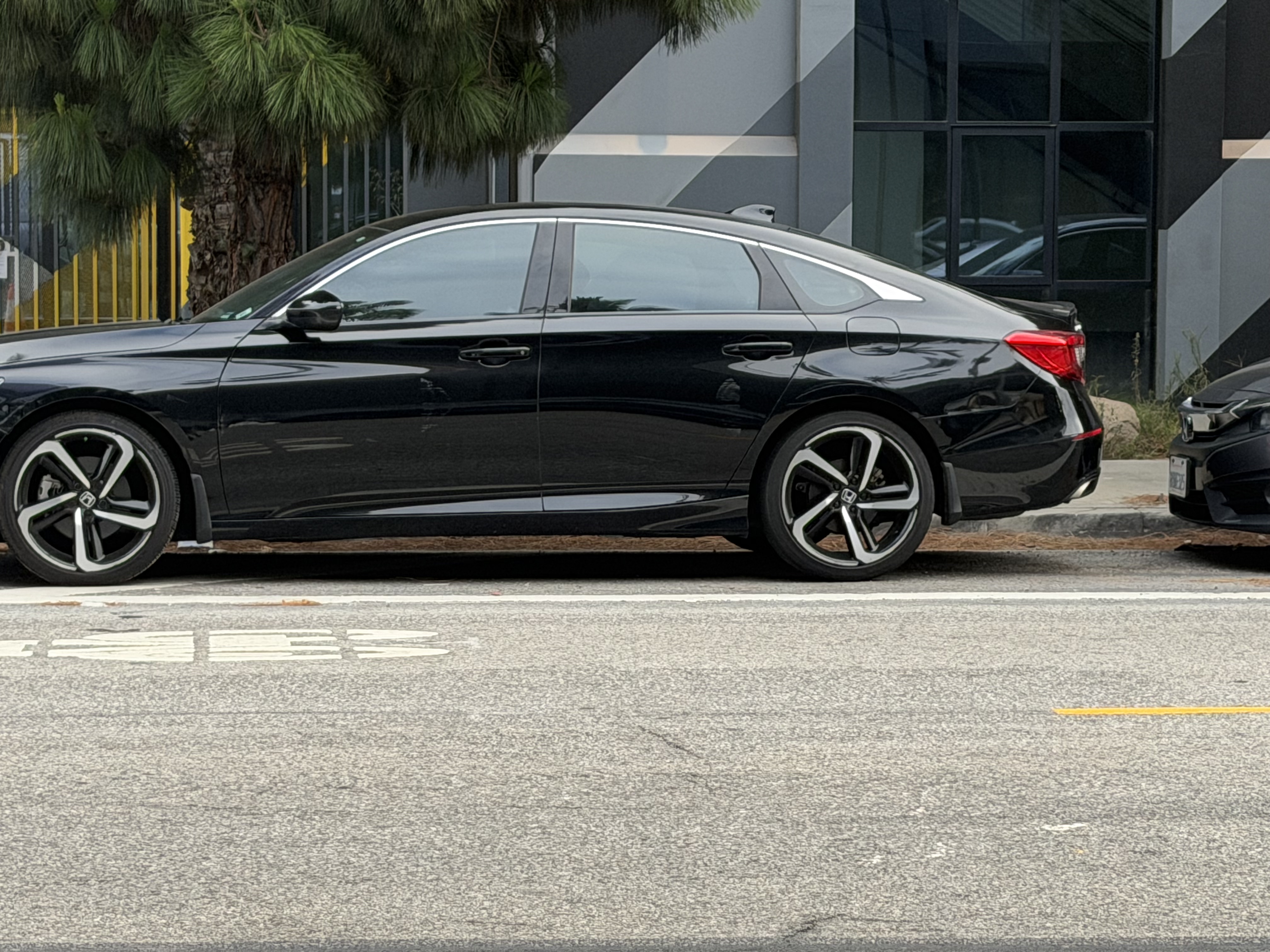 Used 2019 Honda Accord Sport image 2
