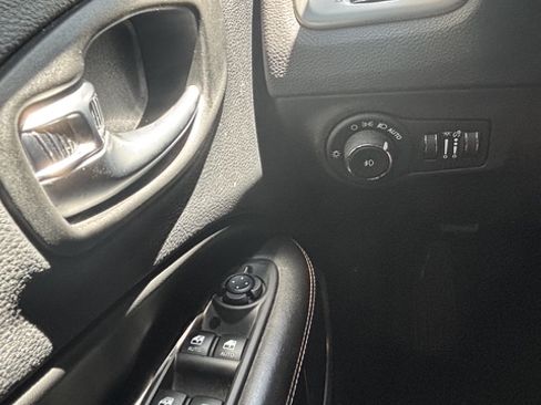 Used 2019 Jeep Compass Latitude w/ Popular Equipment Group FWD image 9