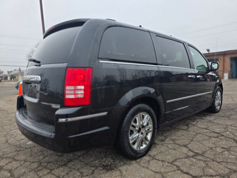 Used 2009 Chrysler Town & Country Limited image 6